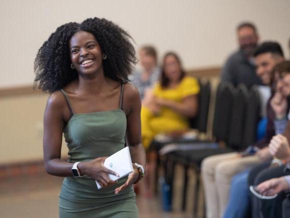 一位非洲裔美国年轻女子微笑着接受城市教育暑期桥梁项目的认证.