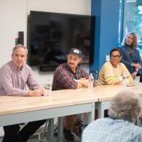 从左, 希拉浣熊, 烤炉饼干, 泰德Dobek, Circuit Coffee的创始人和Bueno Y Sano的Bob Lowry, 与学生交谈, 11月6日在RIDE中心举行的西部大众企业家小组讨论会上. 